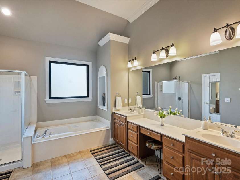 3827 Bramwyck Drive, Charlotte, NC 28210.  MLS# CAR4215498, YatesRealty ID 1913. Primary Bath