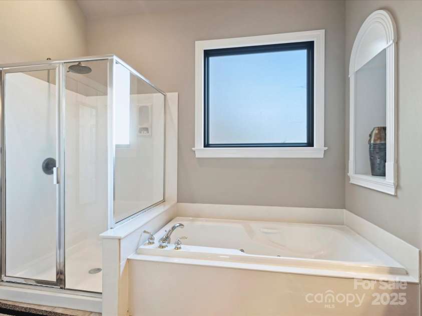 3827 Bramwyck Drive, Charlotte, NC 28210.  MLS# CAR4215498, YatesRealty ID 1913. Primary Bath
