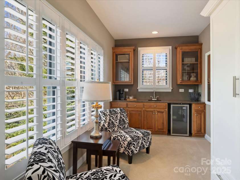 3827 Bramwyck Drive, Charlotte, NC 28210.  MLS# CAR4215498, YatesRealty ID 1913. Primary Suite - Wet Bar