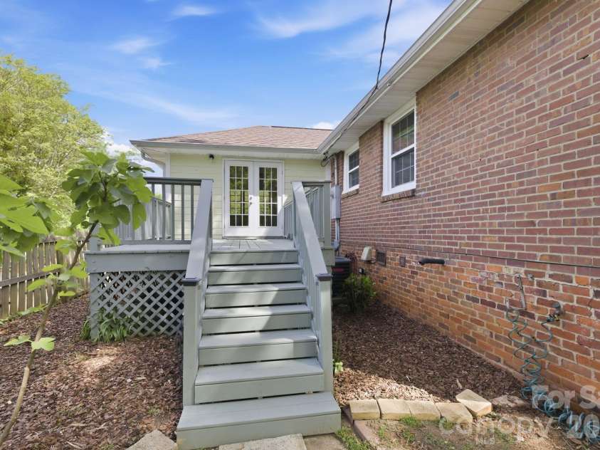 1408 Seneca Place, Charlotte, NC 28209.  MLS# CAR4369394, YatesRealty ID 19134. 