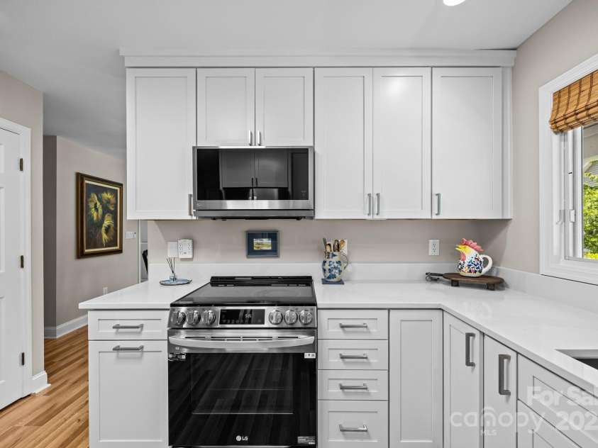 123 Carriage Walk Lane, Hendersonville, NC 28791.  MLS# CAR4268110, YatesRealty ID 19135. 