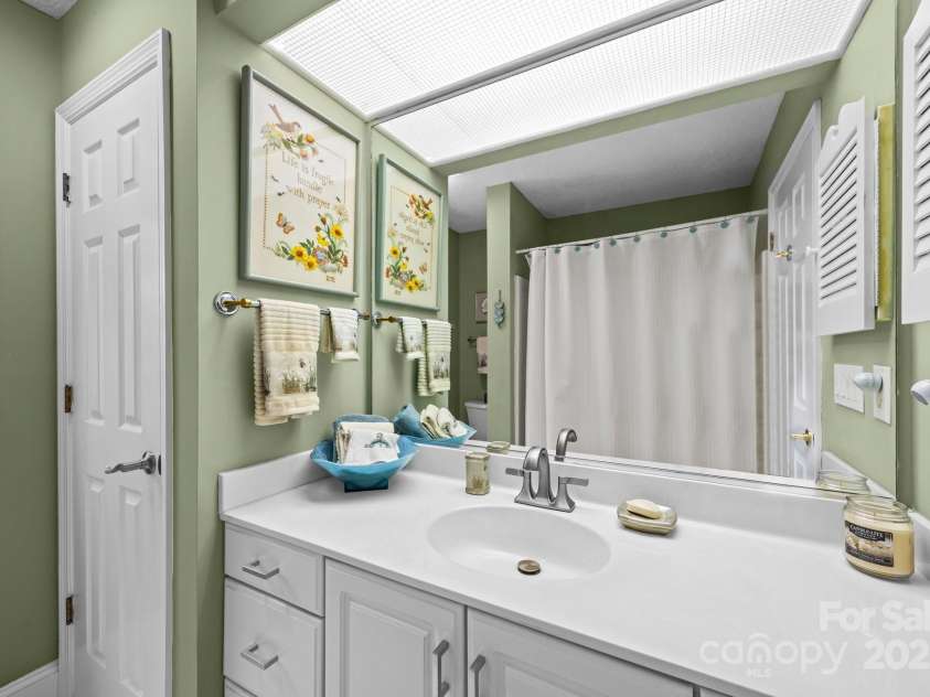 123 Carriage Walk Lane, Hendersonville, NC 28791.  MLS# CAR4268110, YatesRealty ID 19135. 