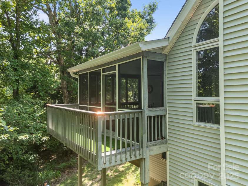 123 Carriage Walk Lane, Hendersonville, NC 28791.  MLS# CAR4268110, YatesRealty ID 19135. 