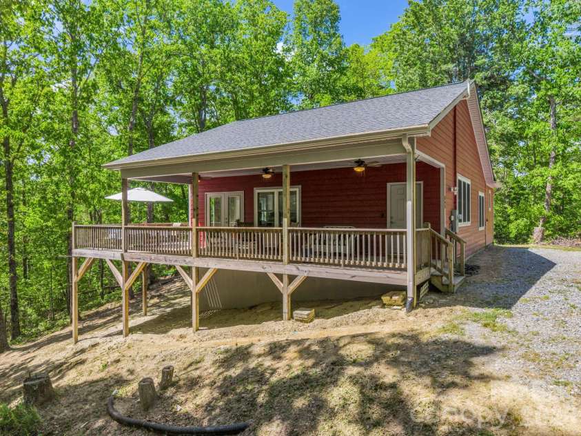 565 Pinewood Knoll Drive, Hendersonville, NC 28739.  MLS# CAR4376331, YatesRealty ID 19136. 
