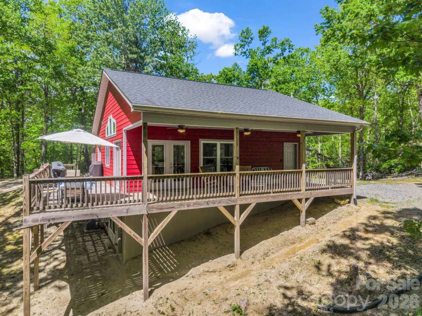 565 Pinewood Knoll Drive, Hendersonville, NC 28739.  MLS# CAR4376331, YatesRealty ID 19136. 