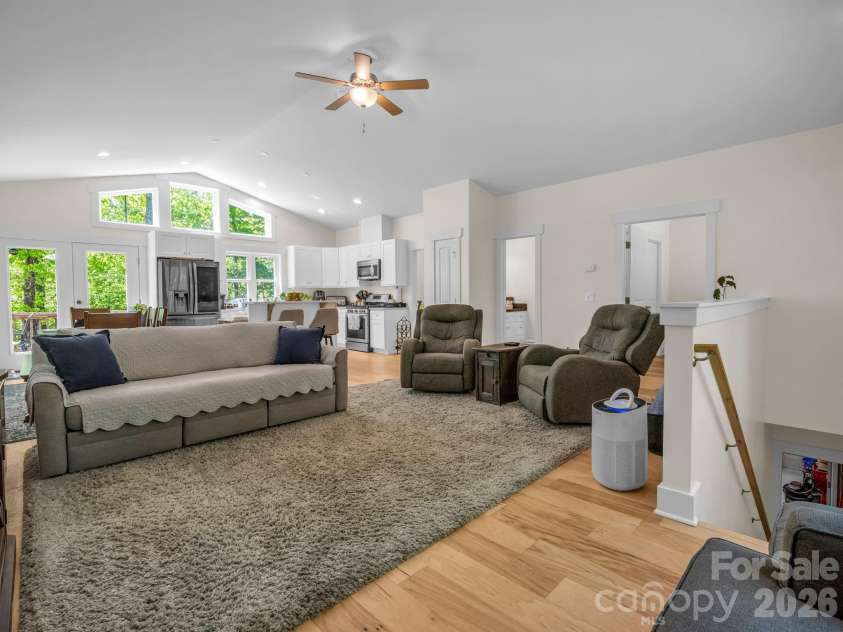 565 Pinewood Knoll Drive, Hendersonville, NC 28739.  MLS# CAR4376331, YatesRealty ID 19136. 