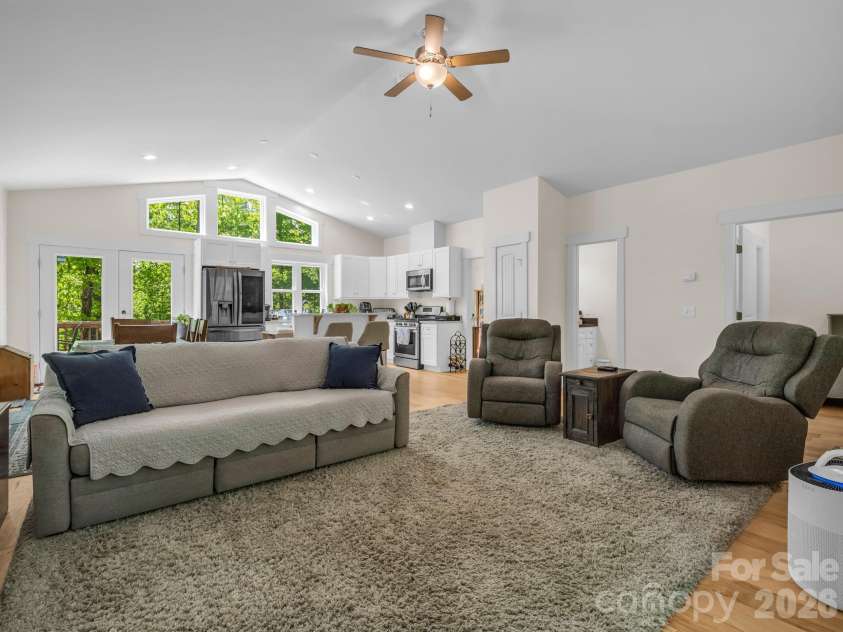 565 Pinewood Knoll Drive, Hendersonville, NC 28739.  MLS# CAR4376331, YatesRealty ID 19136. 