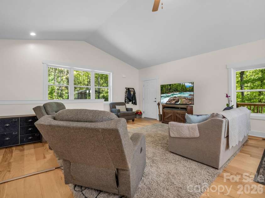 565 Pinewood Knoll Drive, Hendersonville, NC 28739.  MLS# CAR4376331, YatesRealty ID 19136. 