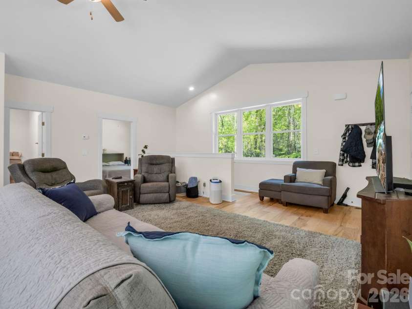 565 Pinewood Knoll Drive, Hendersonville, NC 28739.  MLS# CAR4376331, YatesRealty ID 19136. 