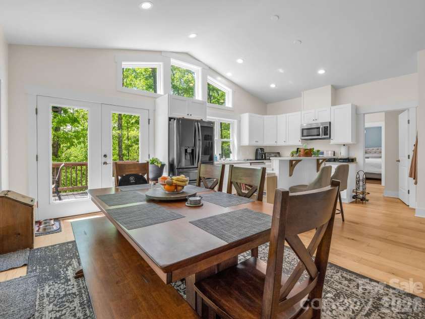 565 Pinewood Knoll Drive, Hendersonville, NC 28739.  MLS# CAR4376331, YatesRealty ID 19136. 
