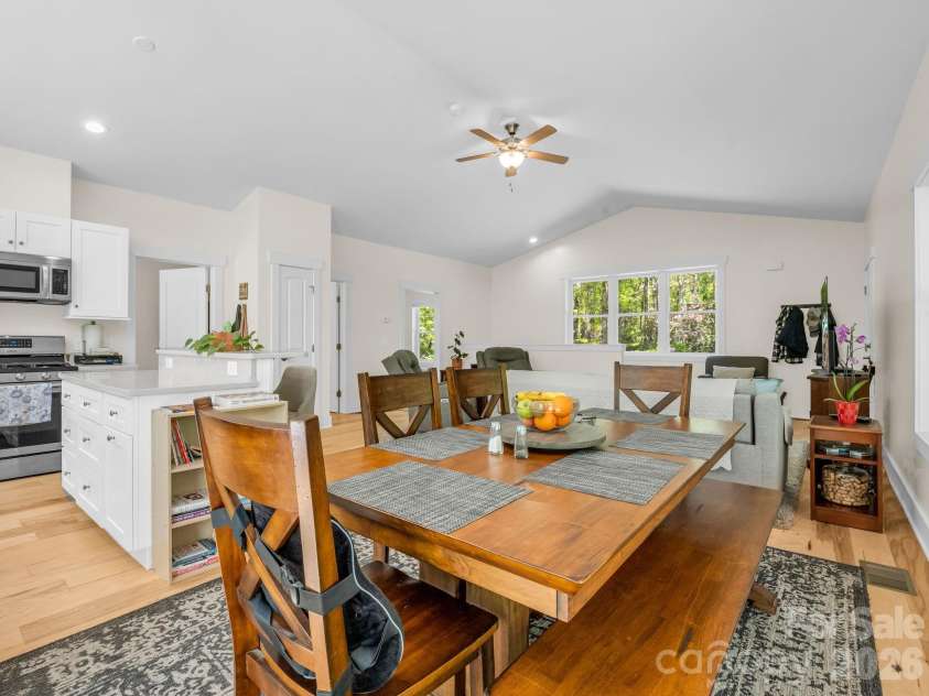 565 Pinewood Knoll Drive, Hendersonville, NC 28739.  MLS# CAR4376331, YatesRealty ID 19136. 