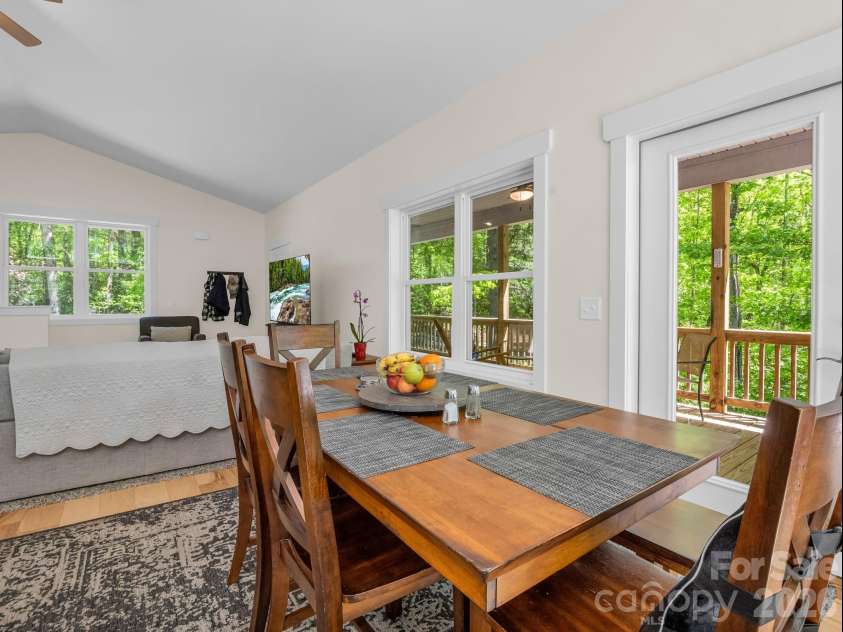 565 Pinewood Knoll Drive, Hendersonville, NC 28739.  MLS# CAR4376331, YatesRealty ID 19136. 