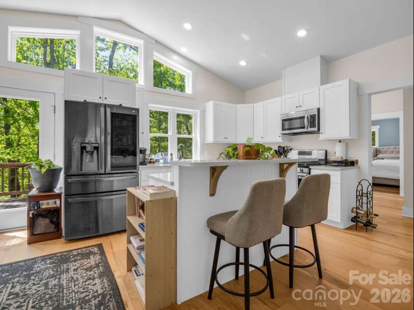 565 Pinewood Knoll Drive, Hendersonville, NC 28739.  MLS# CAR4376331, YatesRealty ID 19136. 