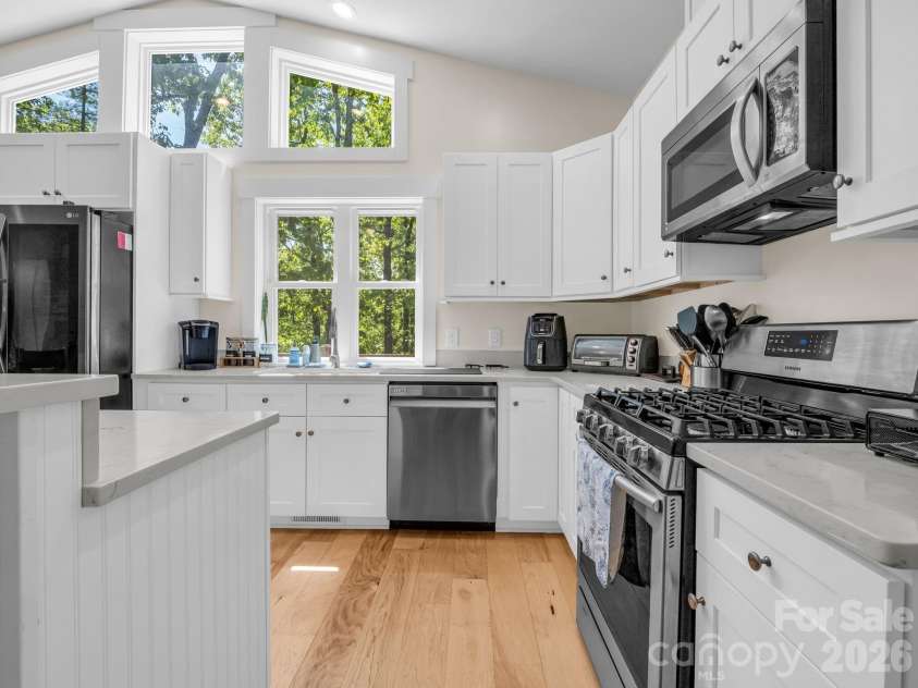 565 Pinewood Knoll Drive, Hendersonville, NC 28739.  MLS# CAR4376331, YatesRealty ID 19136. 