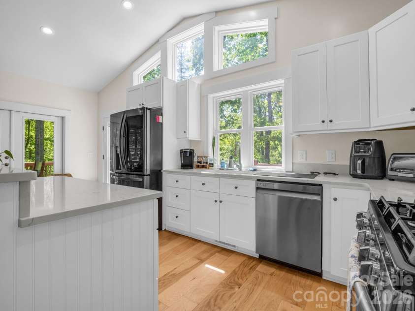 565 Pinewood Knoll Drive, Hendersonville, NC 28739.  MLS# CAR4376331, YatesRealty ID 19136. 