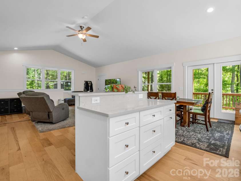 565 Pinewood Knoll Drive, Hendersonville, NC 28739.  MLS# CAR4376331, YatesRealty ID 19136. 