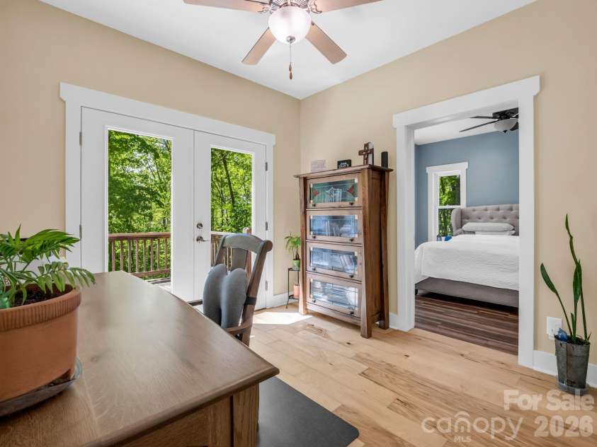 565 Pinewood Knoll Drive, Hendersonville, NC 28739.  MLS# CAR4376331, YatesRealty ID 19136. 