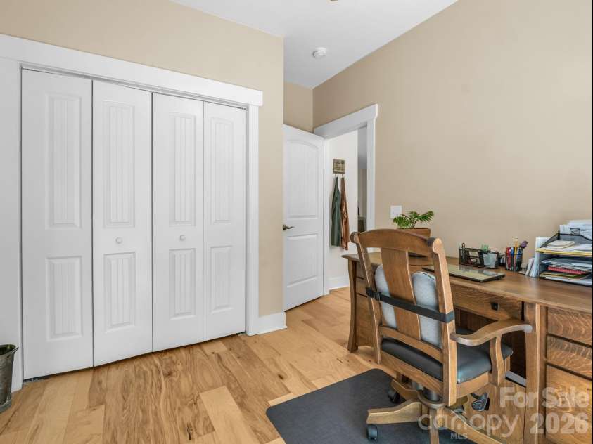 565 Pinewood Knoll Drive, Hendersonville, NC 28739.  MLS# CAR4376331, YatesRealty ID 19136. 