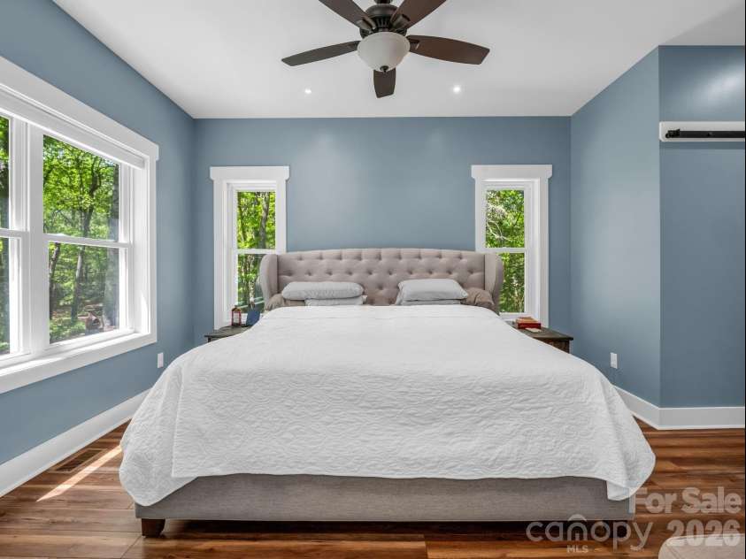 565 Pinewood Knoll Drive, Hendersonville, NC 28739.  MLS# CAR4376331, YatesRealty ID 19136. 