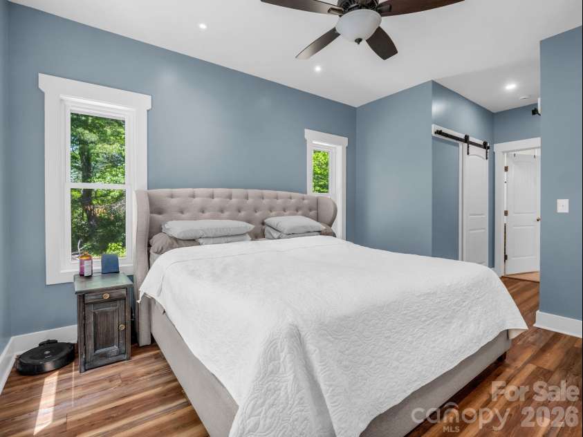 565 Pinewood Knoll Drive, Hendersonville, NC 28739.  MLS# CAR4376331, YatesRealty ID 19136. 
