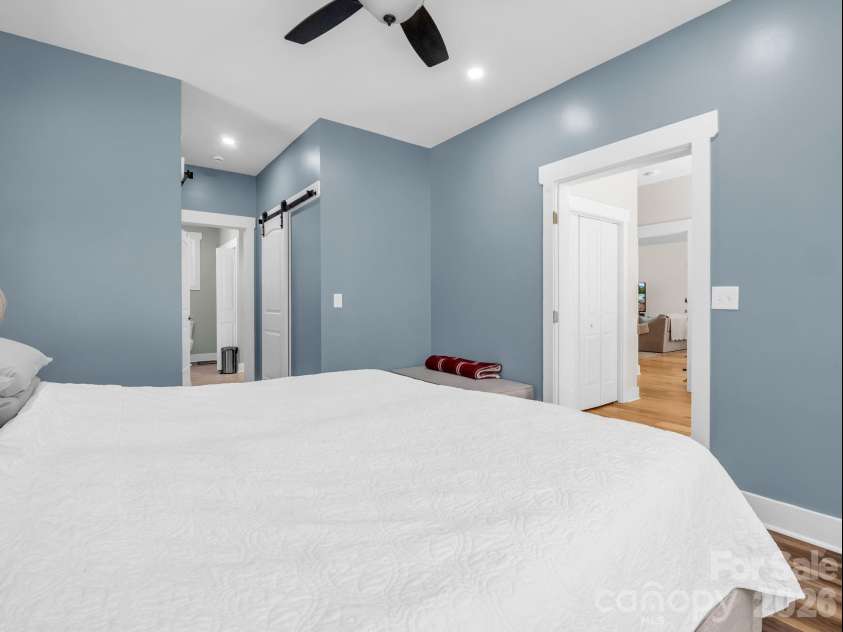 565 Pinewood Knoll Drive, Hendersonville, NC 28739.  MLS# CAR4376331, YatesRealty ID 19136. 