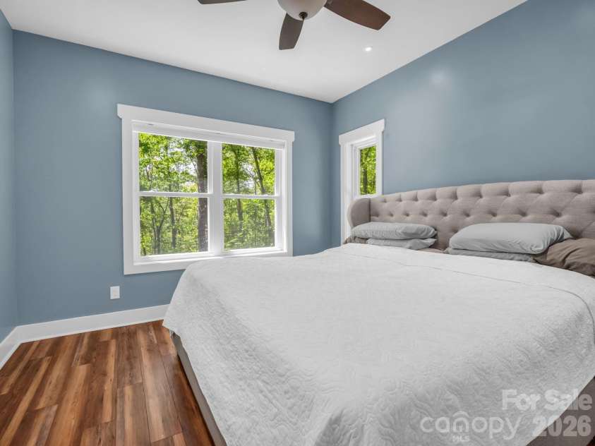 565 Pinewood Knoll Drive, Hendersonville, NC 28739.  MLS# CAR4376331, YatesRealty ID 19136. 