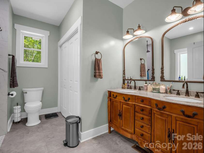 565 Pinewood Knoll Drive, Hendersonville, NC 28739.  MLS# CAR4376331, YatesRealty ID 19136. 