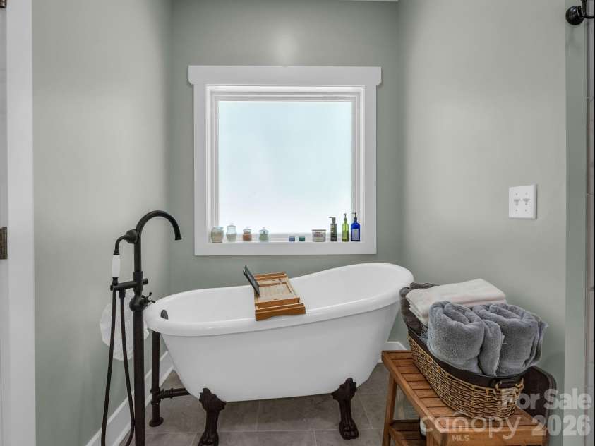 565 Pinewood Knoll Drive, Hendersonville, NC 28739.  MLS# CAR4376331, YatesRealty ID 19136. 