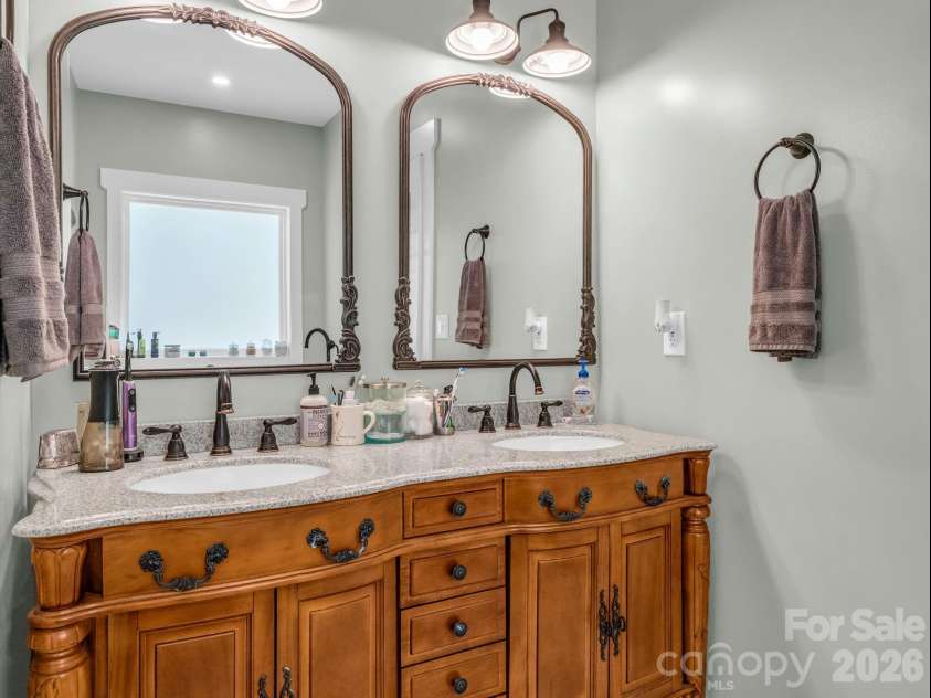 565 Pinewood Knoll Drive, Hendersonville, NC 28739.  MLS# CAR4376331, YatesRealty ID 19136. 
