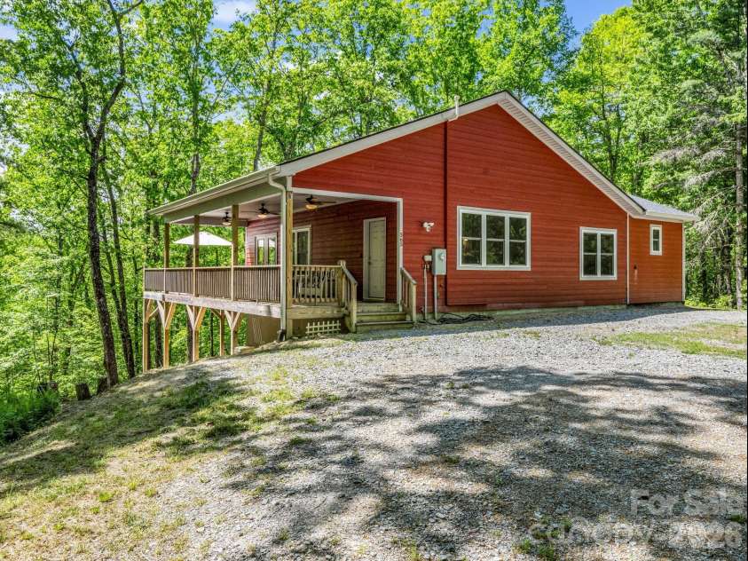 565 Pinewood Knoll Drive, Hendersonville, NC 28739.  MLS# CAR4376331, YatesRealty ID 19136. 