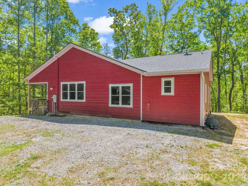 565 Pinewood Knoll Drive, Hendersonville, NC 28739.  MLS# CAR4376331, YatesRealty ID 19136. 