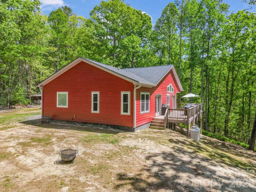 565 Pinewood Knoll Drive, Hendersonville, NC 28739.  MLS# CAR4376331, YatesRealty ID 19136. 