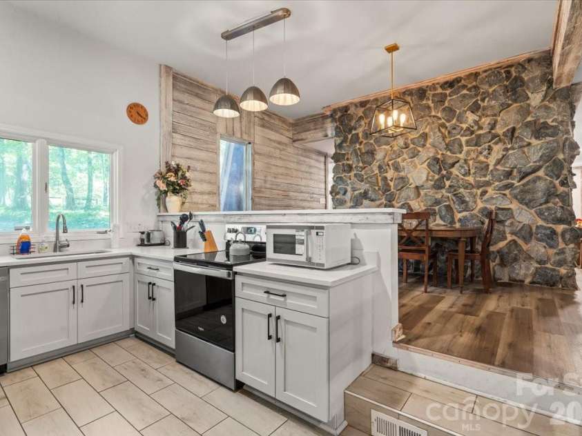 1715 Union Road, Matthews, NC 28104.  MLS# CAR4300417, YatesRealty ID 1914. 