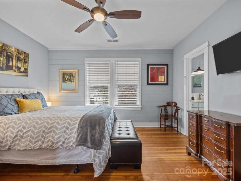 26 Hanover Street, Asheville, NC 28806.  MLS# CAR4241021, YatesRealty ID 19141. 