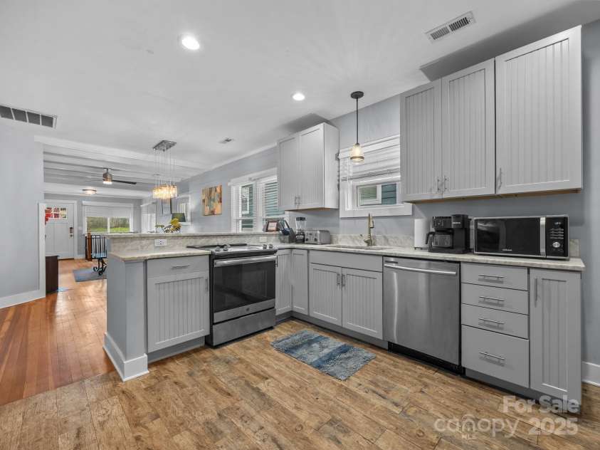 26 Hanover Street, Asheville, NC 28806.  MLS# CAR4241021, YatesRealty ID 19141. 