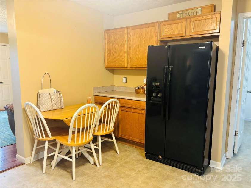 16 English Oaks Drive, Candler, NC 28715.  MLS# CAR4258090, YatesRealty ID 19142. Breakfast bar