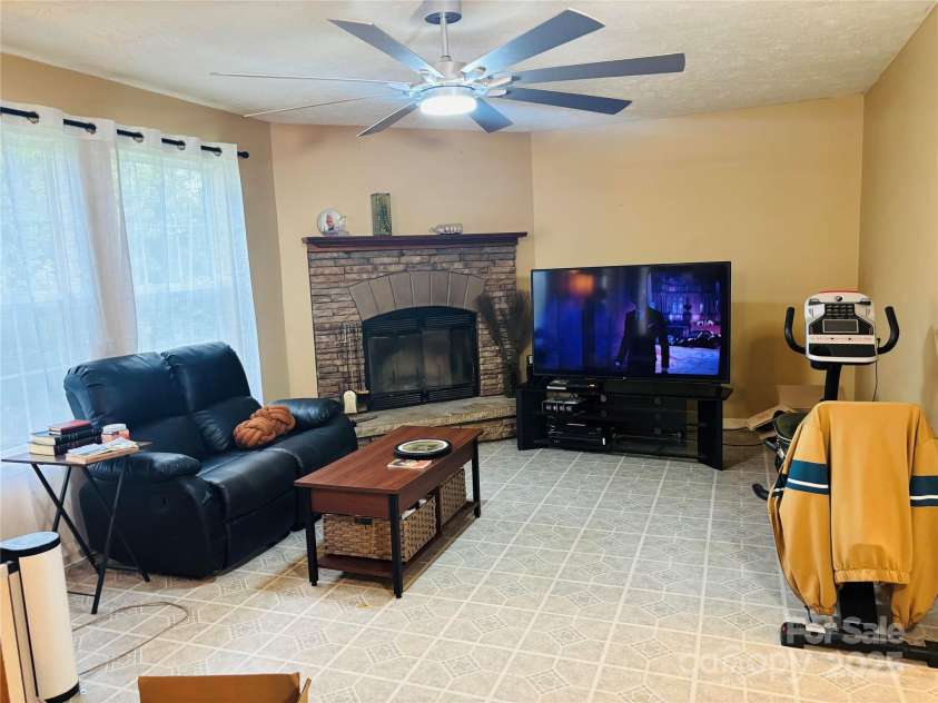 16 English Oaks Drive, Candler, NC 28715.  MLS# CAR4258090, YatesRealty ID 19142. Great room