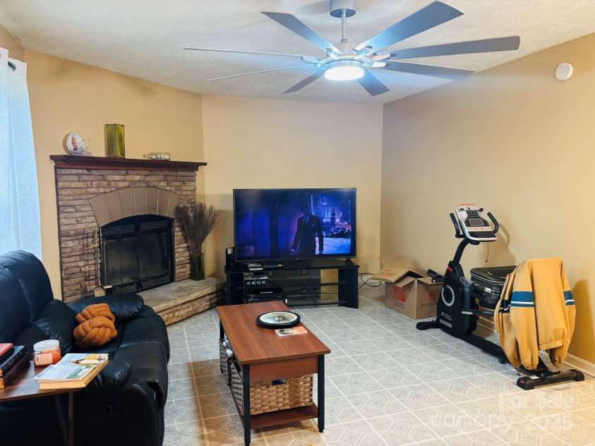 16 English Oaks Drive, Candler, NC 28715.  MLS# CAR4258090, YatesRealty ID 19142. Great room