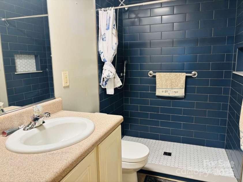 16 English Oaks Drive, Candler, NC 28715.  MLS# CAR4258090, YatesRealty ID 19142. Guest bath