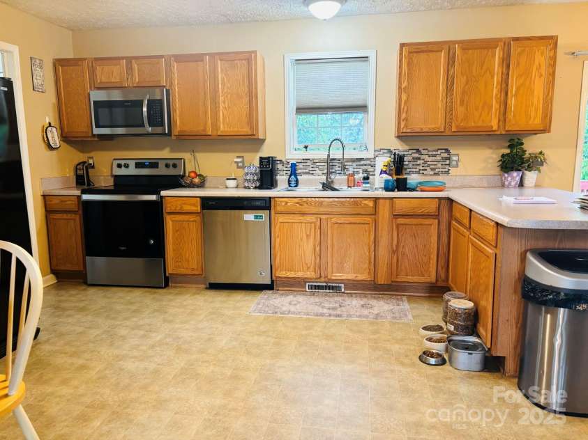 16 English Oaks Drive, Candler, NC 28715.  MLS# CAR4258090, YatesRealty ID 19142. Kitchen