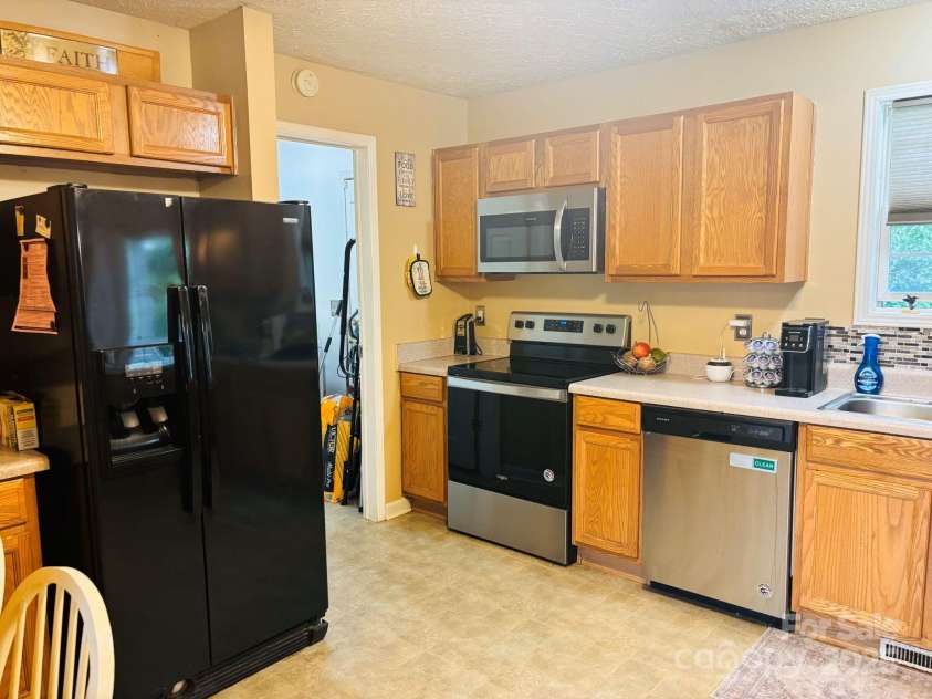 16 English Oaks Drive, Candler, NC 28715.  MLS# CAR4258090, YatesRealty ID 19142. Kitchen appliances