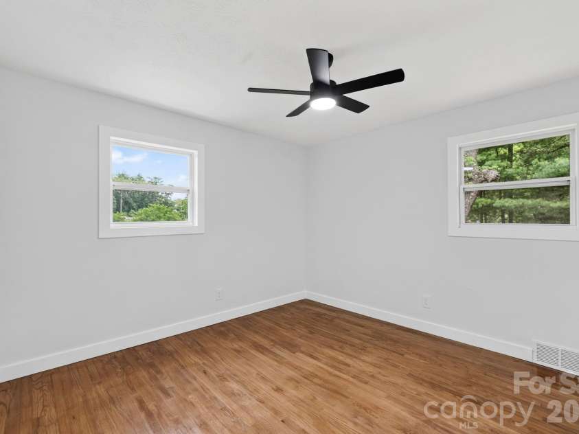 28 Pine Lane, Asheville, NC 28806.  MLS# CAR4403601, YatesRealty ID 19144. 