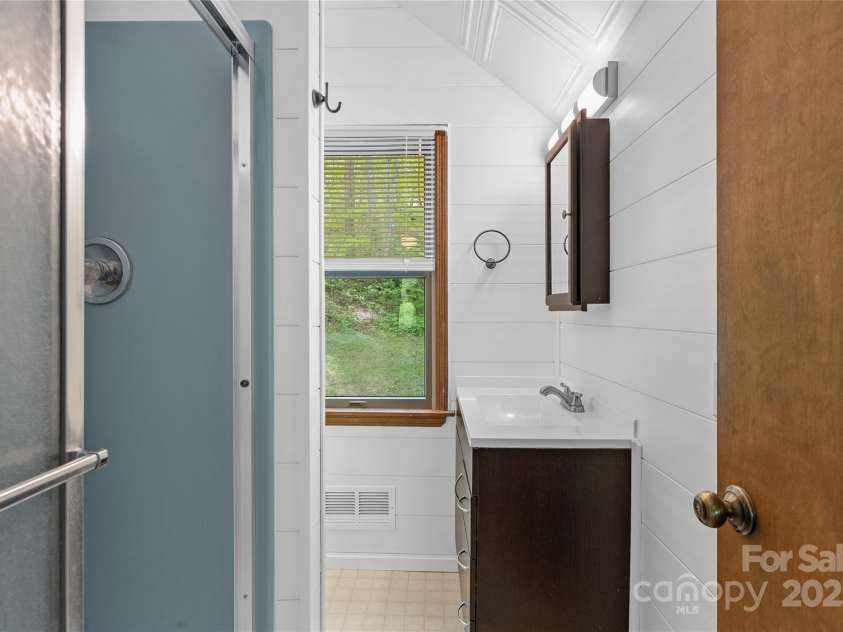 315 Morgan Branch Road, Leicester, NC 28748.  MLS# CAR4252510, YatesRealty ID 19145. Upstairs Bath