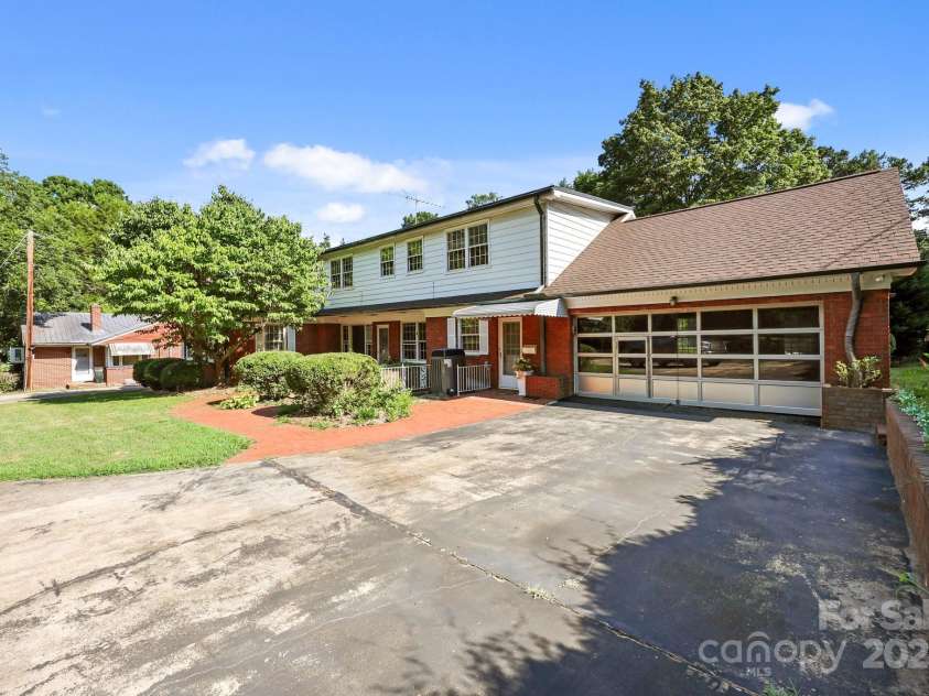 1614 Statesville Boulevard, Salisbury, NC 28144.  MLS# CAR4263745, YatesRealty ID 19148. 