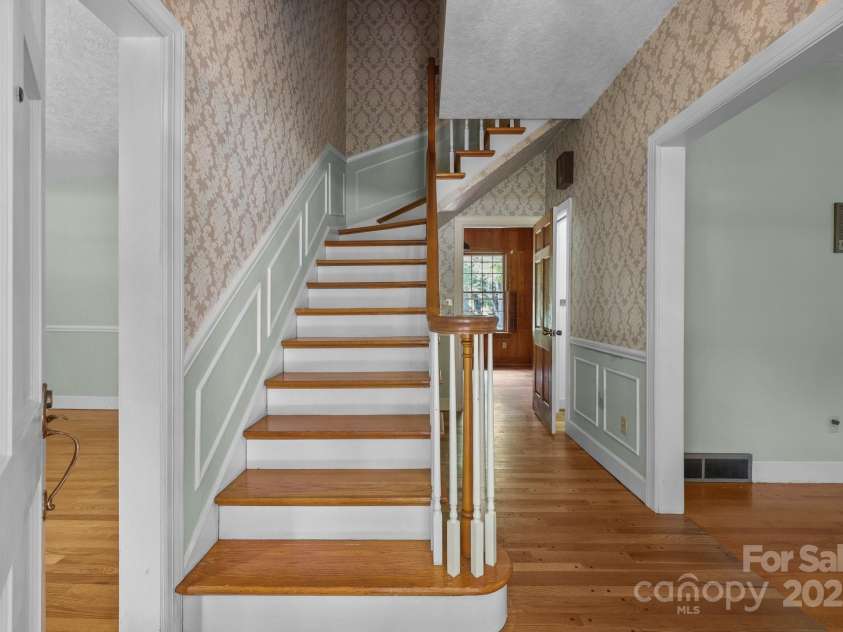 1614 Statesville Boulevard, Salisbury, NC 28144.  MLS# CAR4263745, YatesRealty ID 19148. 