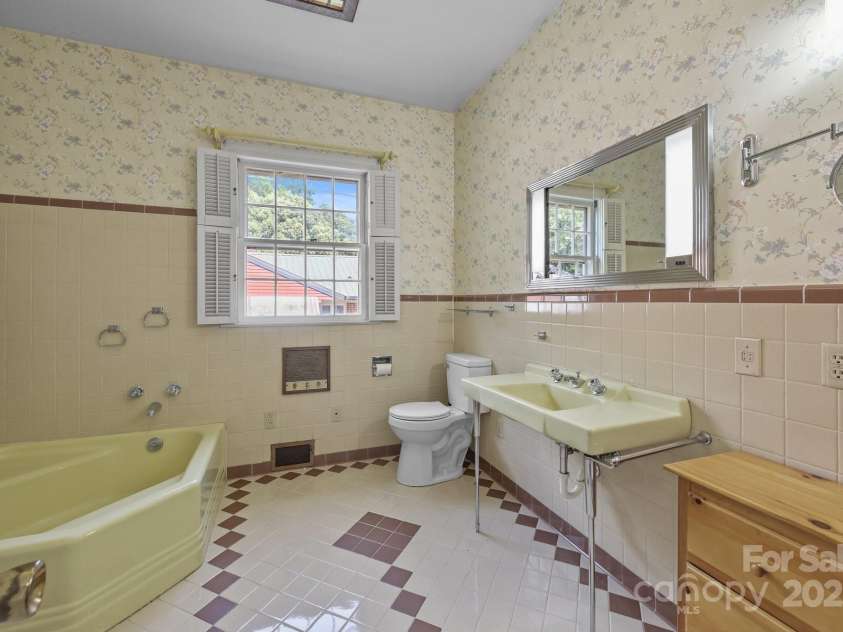 1614 Statesville Boulevard, Salisbury, NC 28144.  MLS# CAR4263745, YatesRealty ID 19148. 