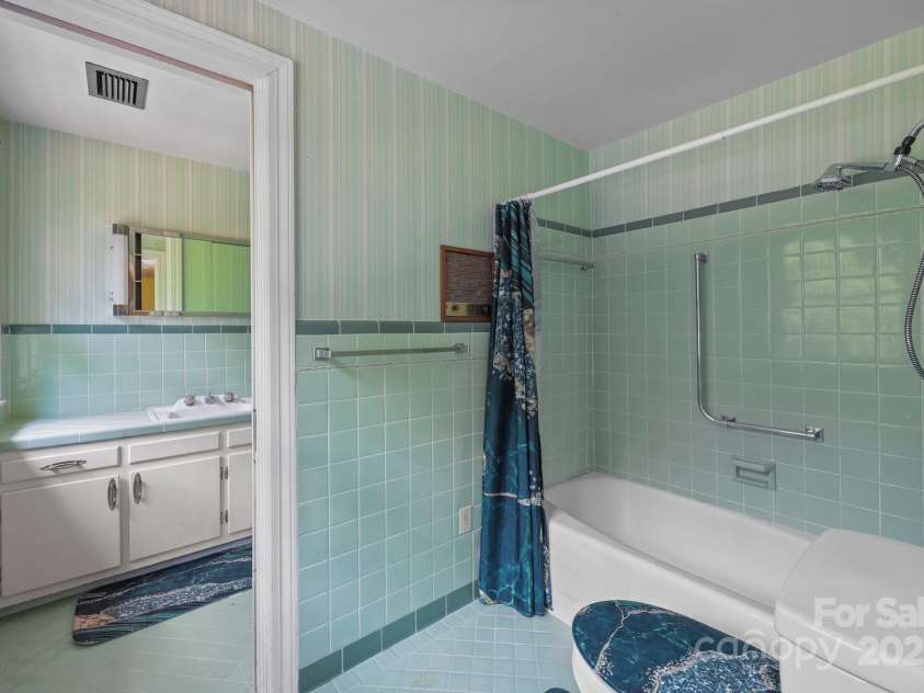 1614 Statesville Boulevard, Salisbury, NC 28144.  MLS# CAR4263745, YatesRealty ID 19148. 