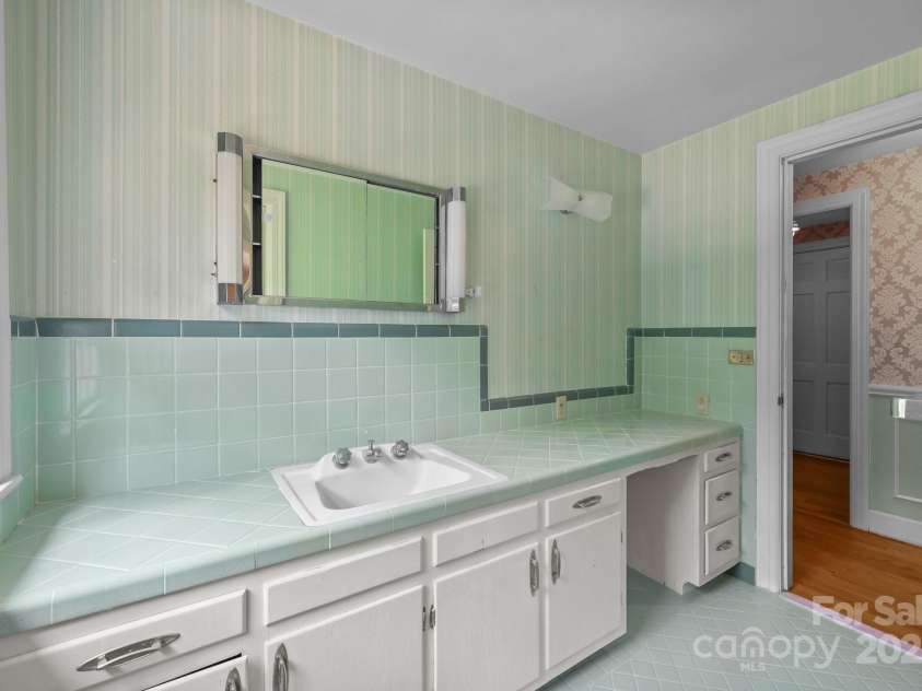 1614 Statesville Boulevard, Salisbury, NC 28144.  MLS# CAR4263745, YatesRealty ID 19148. 