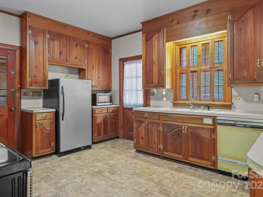 1614 Statesville Boulevard, Salisbury, NC 28144.  MLS# CAR4263745, YatesRealty ID 19148. 