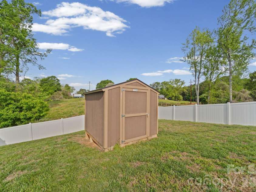 977 Joselynn Drive, Gastonia, NC 28054.  MLS# CAR4369666, YatesRealty ID 19148. 